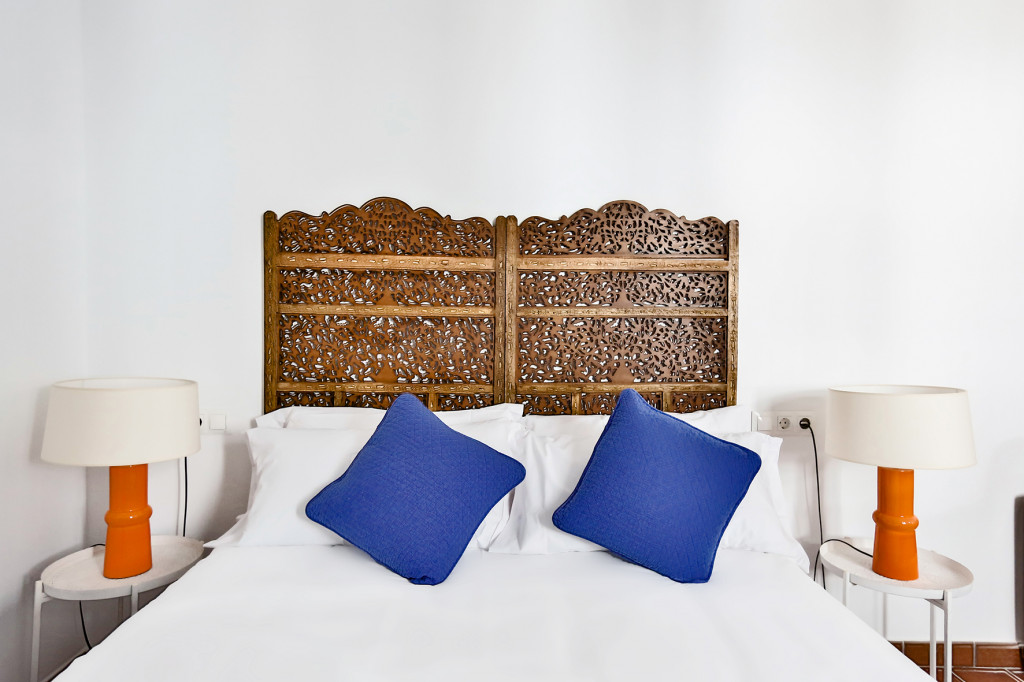 dormitorio azul y naranja