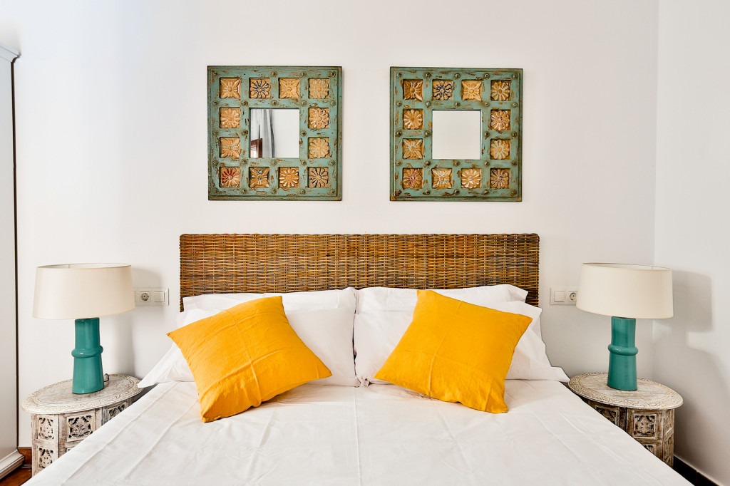 dormitorio amarillo y mimbre